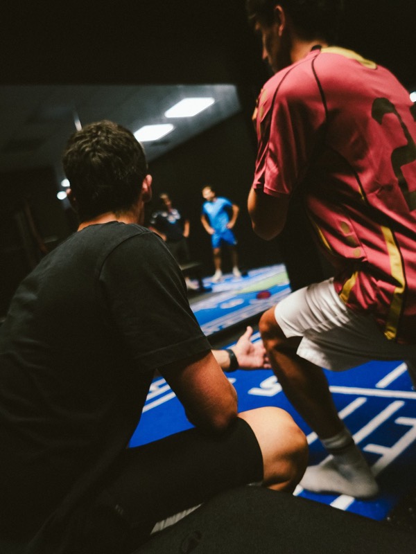 Entrenador de ABAY trabajando con un deportista