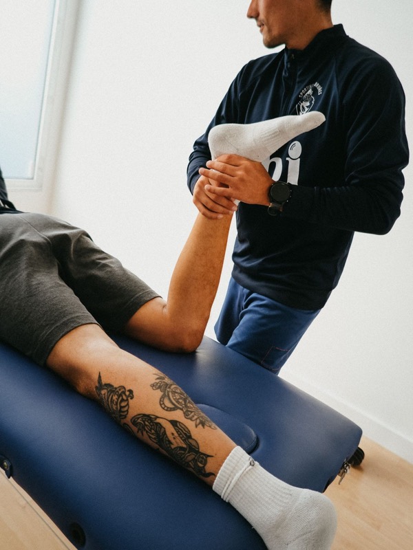 Fisioterapeuta de ABAY tratando una pierna