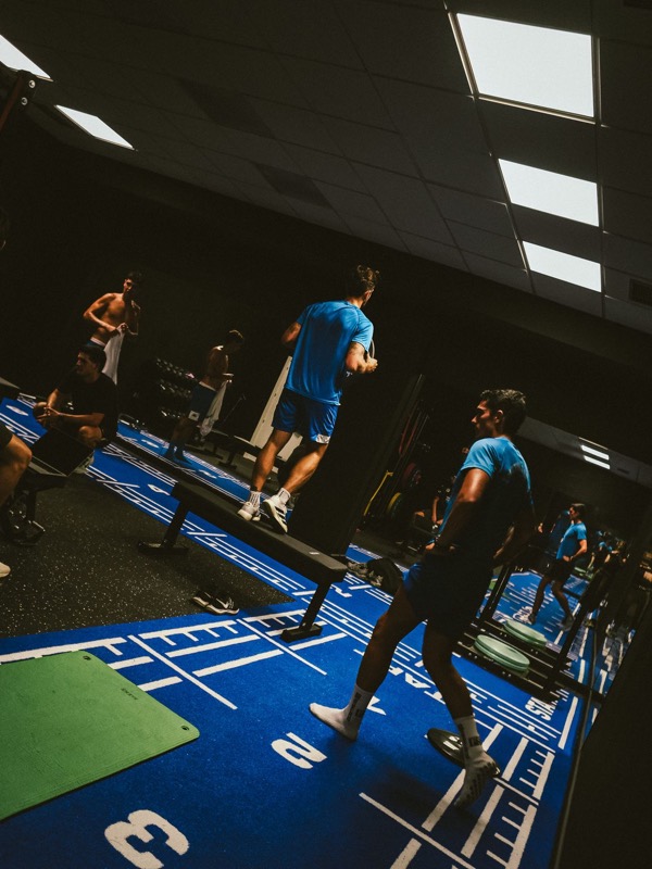 Sala de entrenamiento con clientes