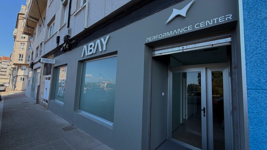 Fachada de ABAY Performance Center en la Rúa Pedro Galán Calvete